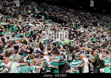 Celtic fans celebrate during the William Hill Premiership match at ...