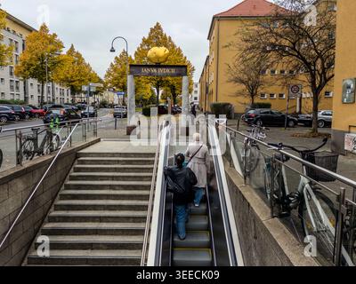 The Gate with the Golden Stone is a work of art by Heinrich Brummack. A golden stone balances menacingly on a steel girder above the exit of the Akazienweg underground station. The Latin inscription ‘Ianva Ivdicii’ translates as ‘The Gate of Judgement’. In Cologne vernacular, the artwork is known as the ‘Monument to the Fare-Dodger’. Cologne, North Rhine-Westphalia, Germany Stock Photo