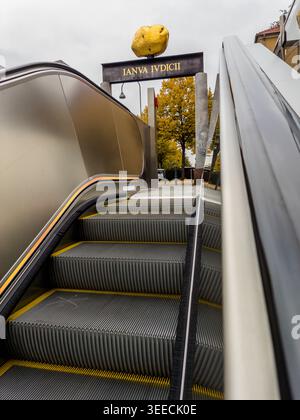 The Gate with the Golden Stone is a work of art by Heinrich Brummack. A golden stone balances menacingly on a steel girder above the exit of the Akazienweg underground station. The Latin inscription ‘Ianva Ivdicii’ translates as ‘The Gate of Judgement’. In Cologne vernacular, the artwork is known as the ‘Monument to the Fare-Dodger’. Cologne, North Rhine-Westphalia, Germany Stock Photo