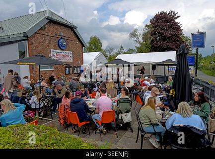 May afternoon beer festival crowds at the Bellhouse, Grappenhall, during the GYCA Beer Festival 10th May 2026. Stock Photo