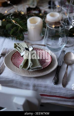 Elegant holiday place setting event planner tablescape Stock Photo