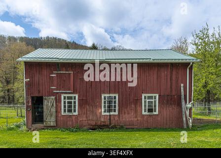 Small red weathered barn, Johnsonburg, Pennsylvania USA Stock Photo