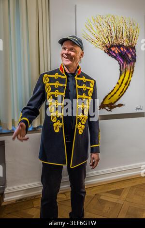 Thomas Baumgärtel in front of the ‘Lower Rhine Banana’ motif, a banana that tapers into a pollarded willow, a tree typical of his home region, the Lower Rhine. Grevenbroich, Nordrhein-Westfalen, Germany Stock Photo