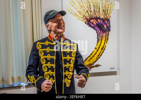 Thomas Baumgärtel in front of the ‘Lower Rhine Banana’ motif, a banana that tapers into a pollarded willow, a tree typical of his home region, the Lower Rhine. Thomas Baumgärtel at the opening of the exhibition “40 Years of Bananensprayer” at the Museum of the Lower Rhine Soul in Grevenbroich.  The exhibition project NiederrheinTour 2026 presents 40 groups of works spanning 40 years at 40 art venues Stock Photo
