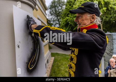 Thomas Baumgärtel at the opening of the exhibition “40 Years of the Banana Sprayer”. This major project runs from May until the end of September 2026 and is themed “Freedom for Art”. The NiederrheinTour 2026 will showcase 40 groups of works spanning 40 years at 40 art venues. At the opening, he marks the art venues on his tour with a spray-painted banana. Grevenbroich, Nordrhein-Westfalen, Deutschland Stock Photo