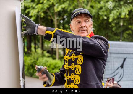 Thomas Baumgärtel at the opening of the exhibition “40 Years of the Banana Sprayer” This major project runs from May until the end of September 2026 and is themed “Freedom for Art”. The NiederrheinTour 2026 will showcase 40 groups of works spanning 40 years at 40 art venues. At the opening, he marks the art venues on his tour with a spray-painted banana. Grevenbroich, Nordrhein-Westfalen, Deutschland Stock Photo