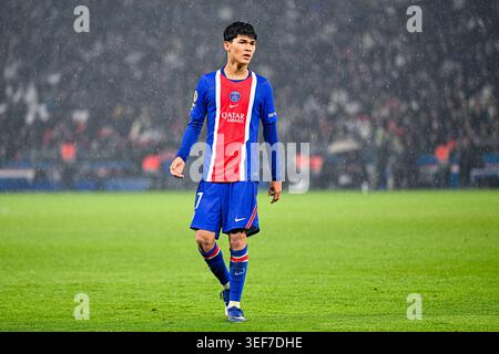 Dro Fernández of Paris Saint-Germain inspects the pitch before ...