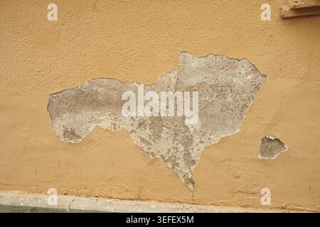 Wall showing cracks and peeling paint in a building Stock Photo