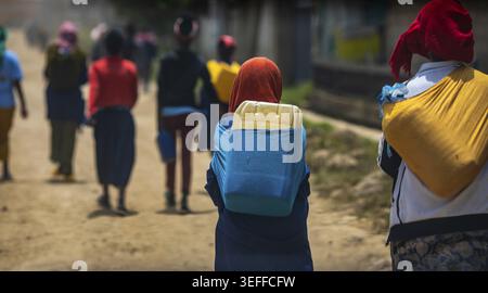 Workers, lunchboxes, going home, walking home, poverty, Addis Ababa, Ethiopia Stock Photo