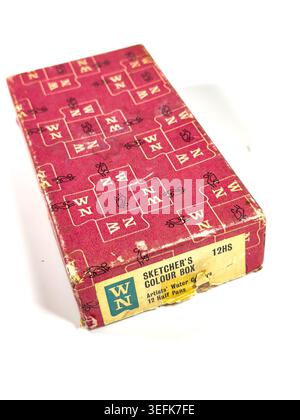Vintage Winsor & Newton Sketcher's Colour Box for artists featuring 12 half pans of watercolours in a red cardboard container Stock Photo