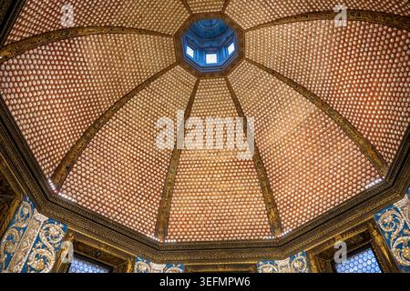 Looking up at the octagonal dome ceiling with geometric pattern and skylight in the Tribuna at the Uffizi Galleries, Florence, Tuscany, Italy. Stock Photo