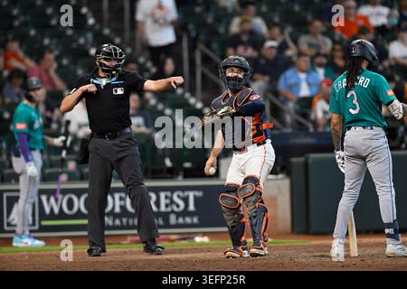 mlb-umpire-willie-traynor-45-in-the-first-inning-of-a-baseball-game