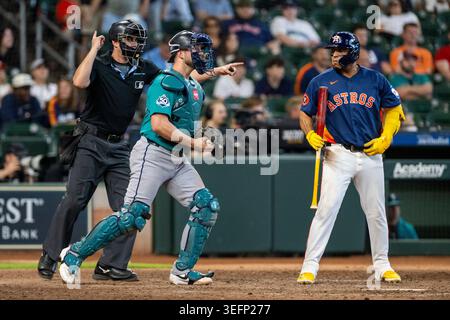 mlb-umpire-willie-traynor-45-in-the-first-inning-of-a-baseball-game