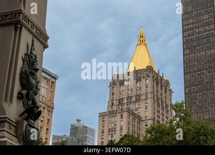 The iconic pyramid roof of landmark skyscraper, One Canada Square in ...