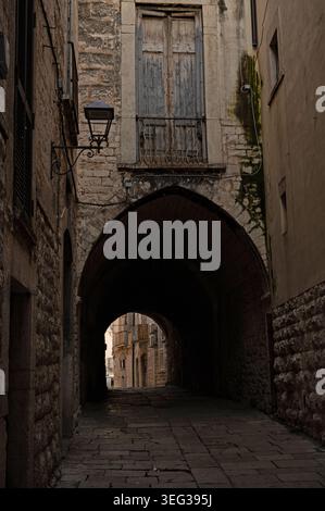 narrow lane in downtown Trani in Apulia Stock Photo