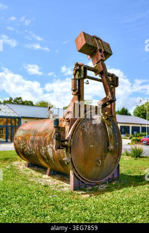 Rusty metal industrial scrap reconstituted as an artwork - Beaulieu-les-Loches, Indre-et-Loire (37), France. Stock Photo