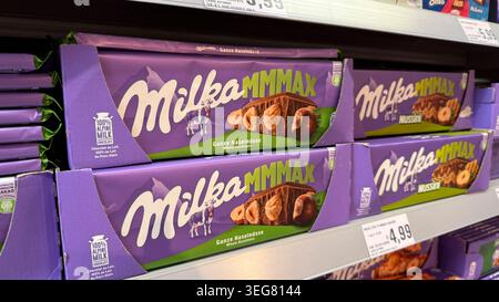 18.05.2026, , Milka Schokoladentafeln MMAX im Angebot eines Supermarktes in Bayern, in verschiedenen Ausführungen, Ganze Haselnüsse, Nussini, 18.05.2026, Milka 18.05.2026, Milka *** 18 05 2026, , Milka chocolate bars MMAX on sale in a supermarket in Bavaria, in various designs, whole hazelnuts, Nussini, 18 05 2026, Milka 18 05 2026, Milka Stock Photo