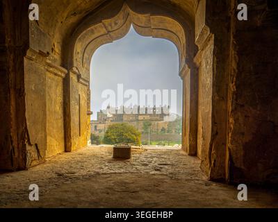 Orchha, India, 22.02.20. A wide angle perspective of the historic Orchha Fort and Raja Mahal framed by a weathered ancient archway in Madhya Pradesh. Stock Photo