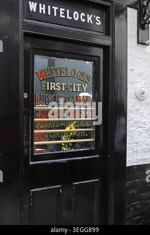 Whitelock’s First City Luncheon Bar door in Turk’s Head Yard, Leeds, showing historic painted glass signage. Stock Photo