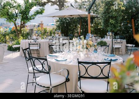 Garden table setting. Al fresco bistro arrangement amidst lush foliage Stock Photo