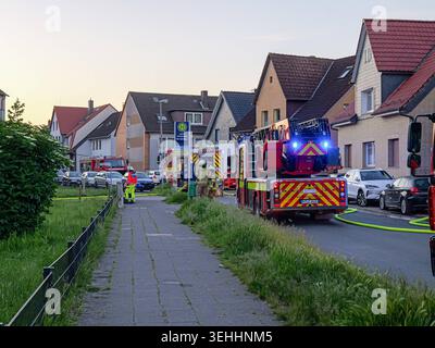 Wohnung in Lehrte in Vollbrand In der Schützenstraße in Lehrte brannte am frühen Pfingsmontag eine Wohnung im Obergeschoss vollständig aus. *** Apartment in Lehrte on fire In Schützenstraße in Lehrte, an apartment on the upper floor burned down completely early on Whit Monday Copyright: xBerndxGüntherx Stock Photo