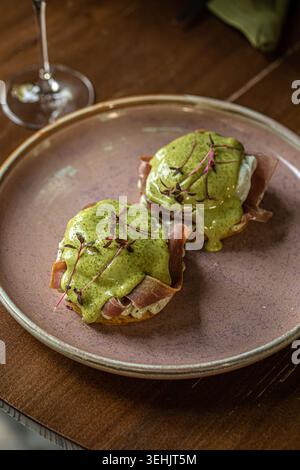 Eggs benedict with prosciutto and hollandaise Stock Photo