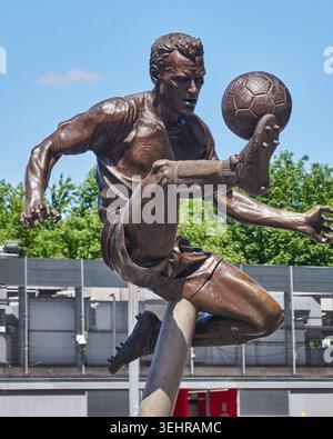 Football celebrating dennis bergkamp hi-res stock photography and
