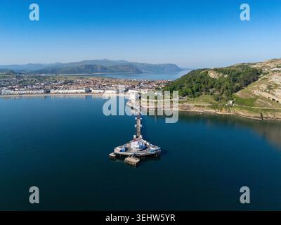 Llandudno,  North Wales. UK Weather: 26th May 2026, Temperatures continue to soar across the UK and Bank Holiday weekend with the temperature today to be the highest of the year so far with the prospect of the of a further record to be broken as witnessed over the calm sea around Llandudno Pier on  the North Wales coastline at  Llandudno, County, North Wales.  ©DGDImages/Alamy Live News Stock Photo