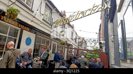 Whitelocks Leeds Turks Head Yard pub and customers in Leeds city centre, West Yorkshire, England, UK. Stock Photo