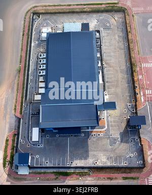 aerial shot of a secure industrial facility, data center , featuring a massive bank of industrial HVAC condensers lining the side wall and backup fuel Stock Photo