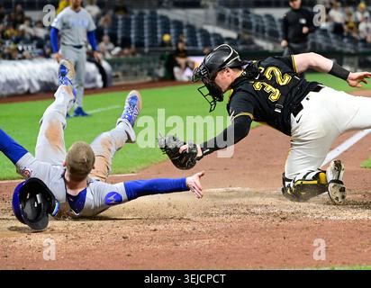 Chicago Cubs' Pete Henry Crow-Armstrong signs autograph on the field ...
