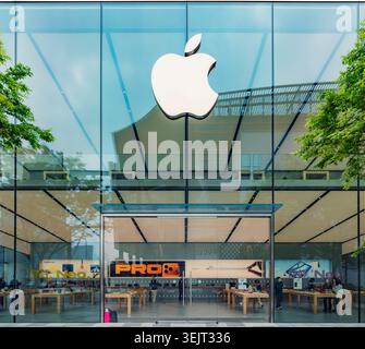 Hangzhou, China - April 17, 2026: Contemporary Apple Store facade with a large white logo on a clear glass building in daylight Stock Photo