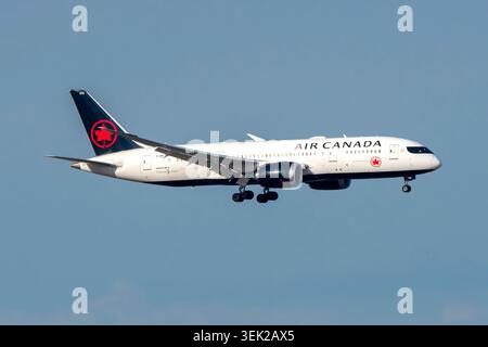 Avión de línea Boeing 787 8 de la aerolínea Air Canada aterrizando en el aeropuerto de Madrid Barajas con matrícula C-GHPY. Stock Photo