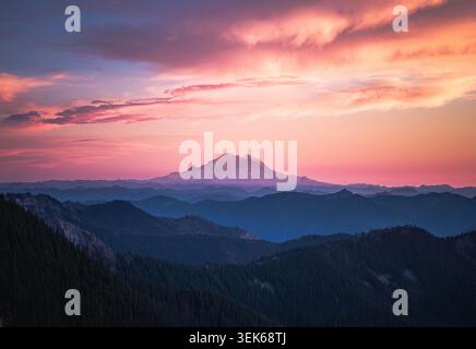 Vibrant pink sunset over Mount Rainier and the Cascade Range Stock Photo
