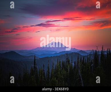 Dramatic pink sunset over Mount Rainier Stock Photo