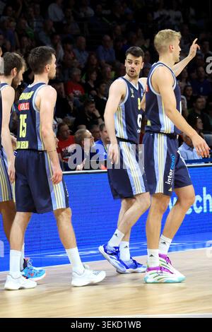 Bamberg player circle, Head coach Jesus Ramirez (Bamberg) nordphoto ...