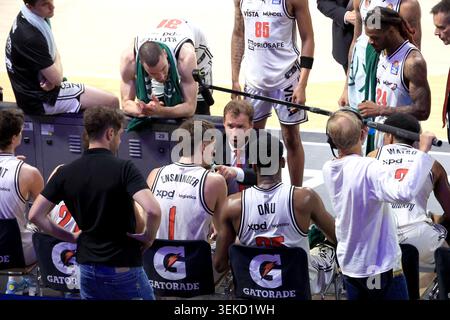 Bamberg player circle, Head coach Jesus Ramirez (Bamberg) nordphoto ...