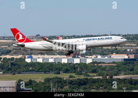 Avión de línea Airbus A330 de la aerolínea THY Turkish Airlines aterrizando en el aeropuerto de Madrid Barajas con matrícula TC-JNT. Stock Photo