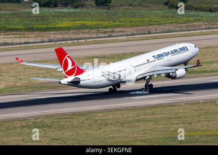 Avión de línea Airbus A330 de la aerolínea THY Turkish Airlines aterrizando en el aeropuerto de Madrid Barajas con matrícula TC-JNT. Stock Photo