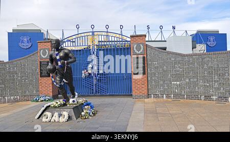 Everton FC gates and Dixie Dean statue with funeral flowers at Goodison Park in Liverpool, England, UK. Stock Photo