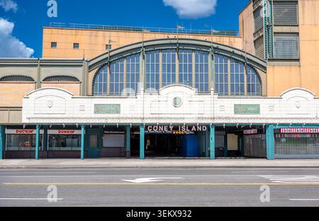 New york, usa august 21,2024. Coney island stillwell avenue terminal building entrance on a sunny day, showcasing classic architecture and bmt lines s Stock Photo