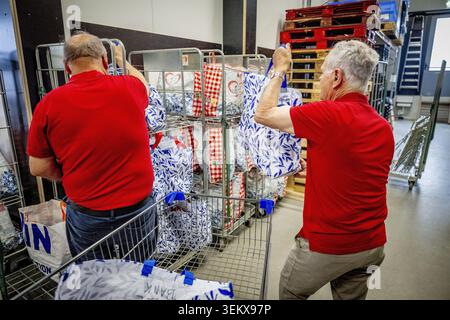 GOUDA - Food bank volunteers are packing food parcels. Due to high inflation, more and more people are struggling to make ends meet, and an increasing number are using food banks. It is estimated that this will be 830,000 people in 2023, of whom 220,000 are children; in 2024, this number will reach nearly a million. ROBIN UTRECHT /ANP netherlands out - belgium out Stock Photo