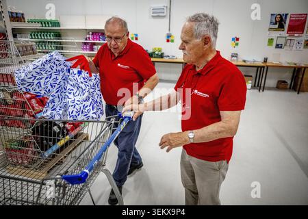 GOUDA - Food bank volunteers are packing food parcels. Due to high inflation, more and more people are struggling to make ends meet, and an increasing number are using food banks. It is estimated that this will be 830,000 people in 2023, of whom 220,000 are children; in 2024, this number will reach nearly a million. ROBIN UTRECHT /ANP netherlands out - belgium out Stock Photo