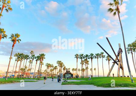 Venice Beach, California - January 8, 2026: Scenic view of a large abstract metal sculpture standing in a green park at Venice Beach, surrounded by ta Stock Photo