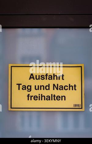 Ein Schild mit der Aufschrift Ausfahrt Tag und Nacht freihalten , Berlin, 04.06.2026. Berlin Deutschland *** A sign with the inscription Keep exit clear day and night , Berlin, 04 06 2026 Berlin Germany Copyright: xAmreixSchulzx Stock Photo