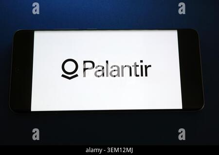 Palantir logo displayed on a smartphone screen Stock Photo