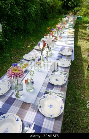Rustic floral wedding table in the countryside in summer Stock Photo