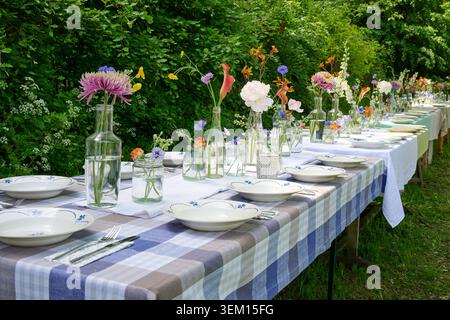 Rustic floral wedding table in the countryside in summer Stock Photo
