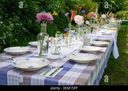Rustic floral wedding table in the countryside in summer Stock Photo