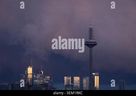 Frankfurt, Hesse, Germany. 4th June, 2026. Dark storm clouds gather over the skyline of Frankfurt's financial district at sunset in Frankfurt am Main, Germany. (Credit Image: © Matias Basualdo/ZUMA Press Wire) EDITORIAL USAGE ONLY! Not for Commercial USAGE! Stock Photo